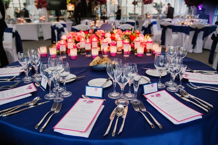 kolorowe obrusy na weselnych stołach - poradnik wedding planner